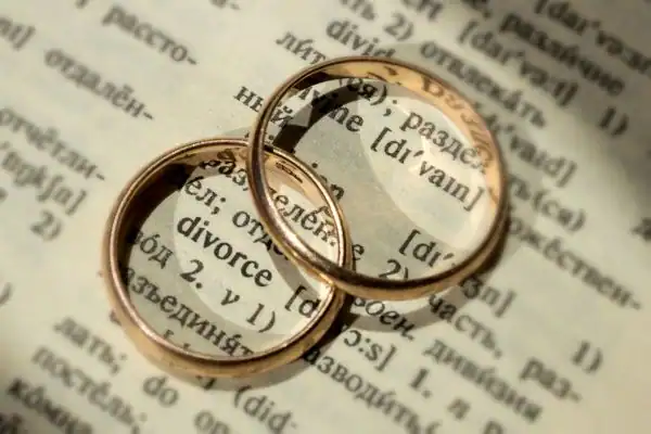 Image of rings removed before divorce mediation Farnham